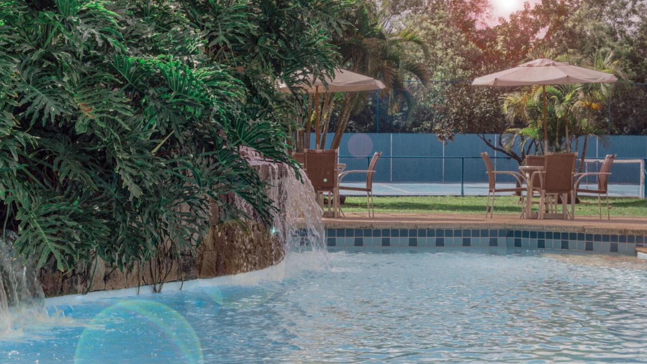 Hotel Deville Prime Porto Alegre Dış mekan fotoğraf The swimming pool at the hotel