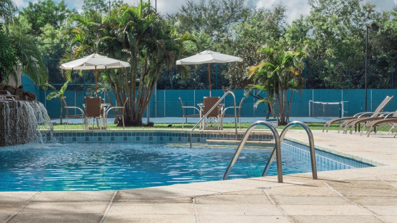 Hotel Deville Prime Porto Alegre Dış mekan fotoğraf Swimming pool at the hotel