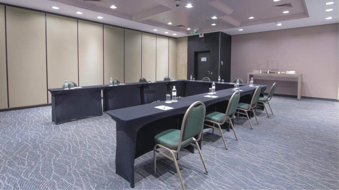 Hotel Deville Prime Porto Alegre Dış mekan fotoğraf A typical meeting room