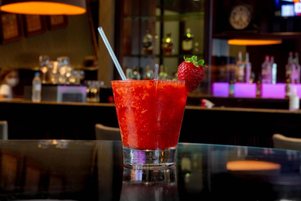 Hotel Deville Prime Porto Alegre Dış mekan fotoğraf A strawberry daiquiri