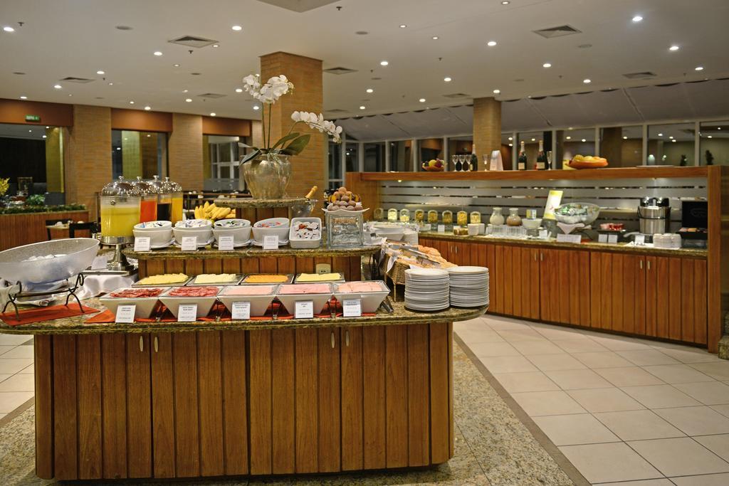Hotel Deville Prime Porto Alegre Dış mekan fotoğraf A buffet at a hotel